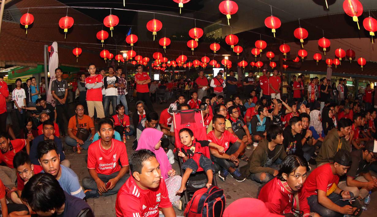 Bukan hanya orang dewasa tetapi anak-anak juga serius menonton  Liga Premier Inggris antara Liverpool vs Manchester United saat Nobar di Mall Sumarecon Bekasi, Jawa Barat, Minggu (17/1/2016). (Bola.com/Nicklas Hanoatubun)