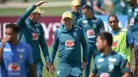 Pelatih kepala Tim Nasional (Timnas) Brasil asal Italia, Carlo Ancelotti (tengah), tersenyum di samping penyerang Raphinha (kanan) selama sesi latihan sebagai bagian dari persiapan menghadapi pertandingan sepak bola Piala Dunia 2026 melawan Maroko di Fasilitas Latihan Columbia Park, Morristown, New Jersey, pada 9 Juni 2026. (MAURO PIMENTEL/AFP)