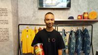 Founder Untold.co, Yung, memamerkan koleksi busana terbaru hasil kolaborasi dengan produsen biskuit marie di USS 2019. (Liputan6.com/Dinny Mutiah)
