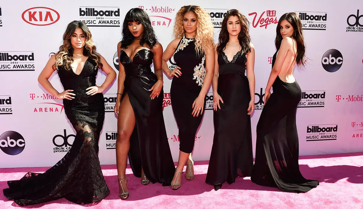 Girlband asal Amerika Serikat, Fifth Harmony berpose di karpet merah saat menghadiri gelaran akbar Billboard Music Awards 2016 di Las Vegas, Nevada, Minggu (22/5). (David Becker/Getty Images/AFP)