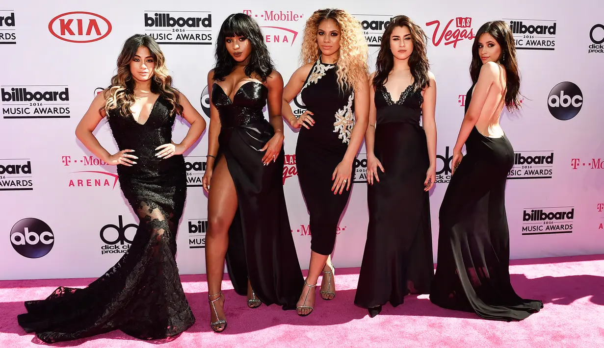 Girlband asal Amerika Serikat, Fifth Harmony berpose di karpet merah saat menghadiri gelaran akbar Billboard Music Awards 2016 di Las Vegas, Nevada, Minggu (22/5). (David Becker/Getty Images/AFP)