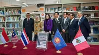 ASEAN Committee in Lima (ACL) menghadiri peresmian ASEAN Corner yang berada di Perpustakaan Utama Pedro Puzen, Kampus Universidad Nacional Mayor de San Marcos (UNMSM) di kota Lima, Peru. Dok: Kemlu RI