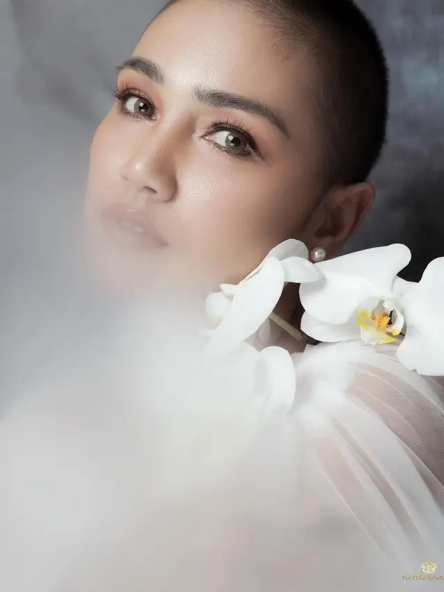 6 Pemotretan Terbaru Feby Febiola Bertema Serba Putih, Tampil Bak Bidadari