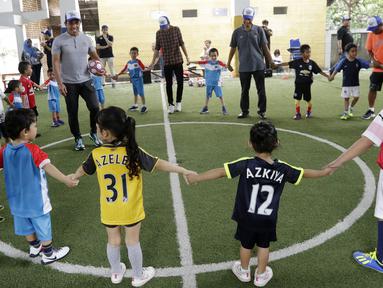 Sejumlah anak mengikuti latihan saat launching Il Capitano Soccer School di Bintaro, Sabtu (27/10/2018). Kehadiran Il Capitano untuk menjaring dan mengasah pesepak bola cilik untuk berprestasi. (Bola.com/M Iqbal Ichsan)