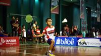 Salah satu peserta Audisi Umum Djarum Beasiswa Bulu Tangkis 2018 tengah menunjukkan kemampuannya di hadapan tim pencari bakat di GOR Jati, Kudus, Rabu (5/9/2018). (foto: PB Djarum)
