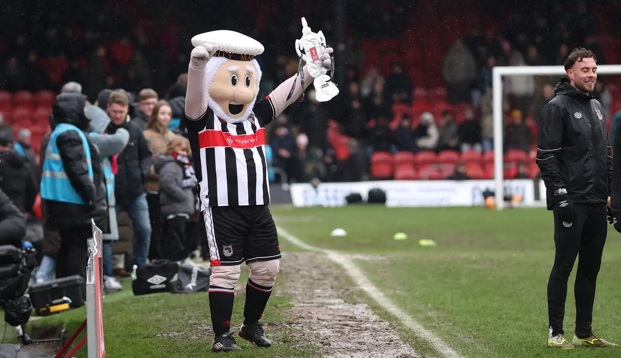 Hujan deras yang mengguyur daerah tersebut membuat air menggenang dan lapangan menjadi becek di Blundell Park. (AFP/Darren Staples)