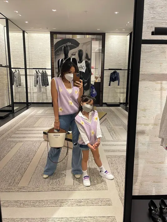 Cukup kenakan satu item fashion yang senada, kamu dan buah hati bisa terlihat kompak sekaligus stylish. Seperti OOTD Gisel dan Gempi satu in. [@gisel_la]