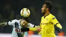 Striker Dortmund, Pierre Aubameyang duel udara dengan gelandang Tottenham, Ryan Mason. Takluk tiga gol tanpa balas ini membuat peluang Tottenham lolos semakin berat, mereka butuh kemenangan dengan selisih empat gol. (AFP/Patrik Stollarz)