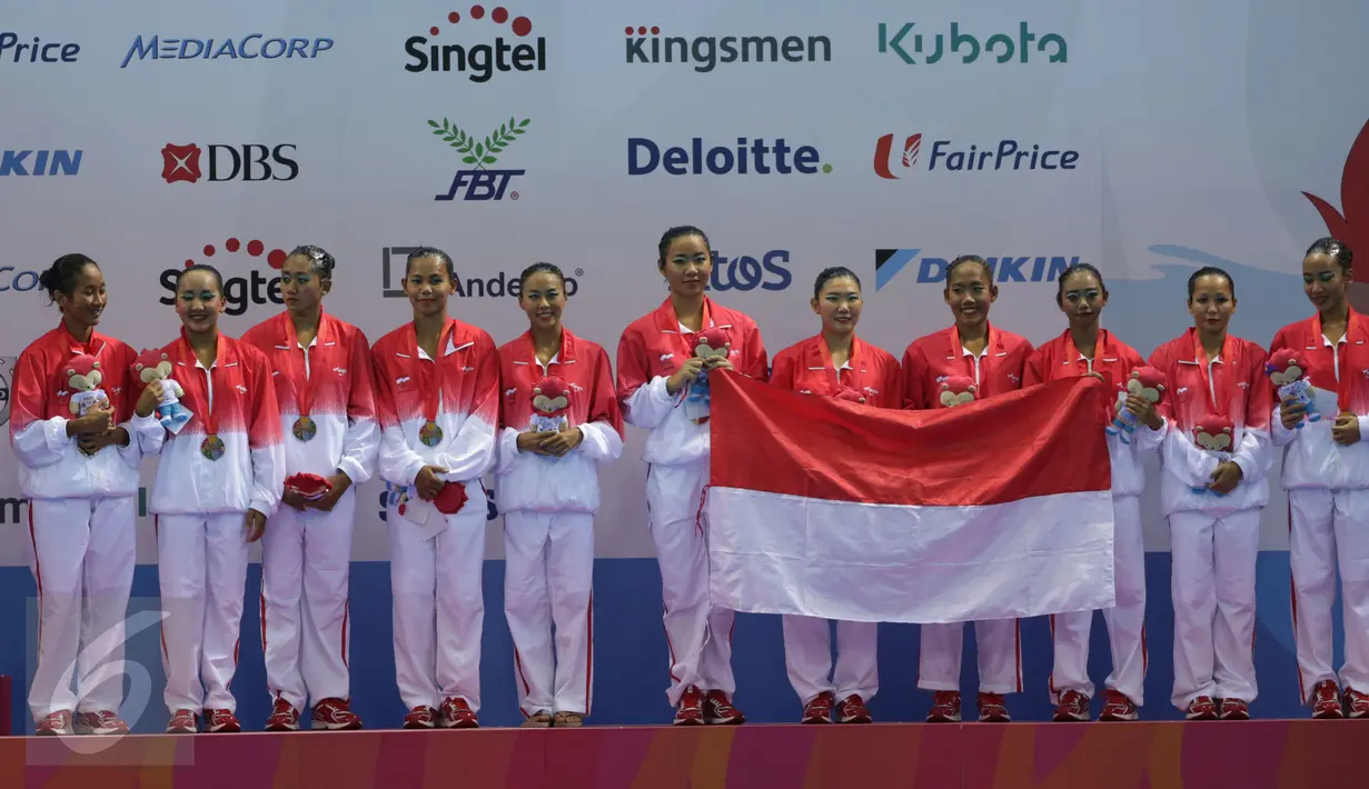 Tim renang indah Indonesia saat penganugerahan medali pada Final Renang Indah beregu kategori Free Combination SEA Games di OCBC Aquatic, Singapura, Kamis (4/6). Tim renang indah Indonesia berhasil menyabet tiga perunggu. (Liputan6.com/Helmi Fithriansyah)