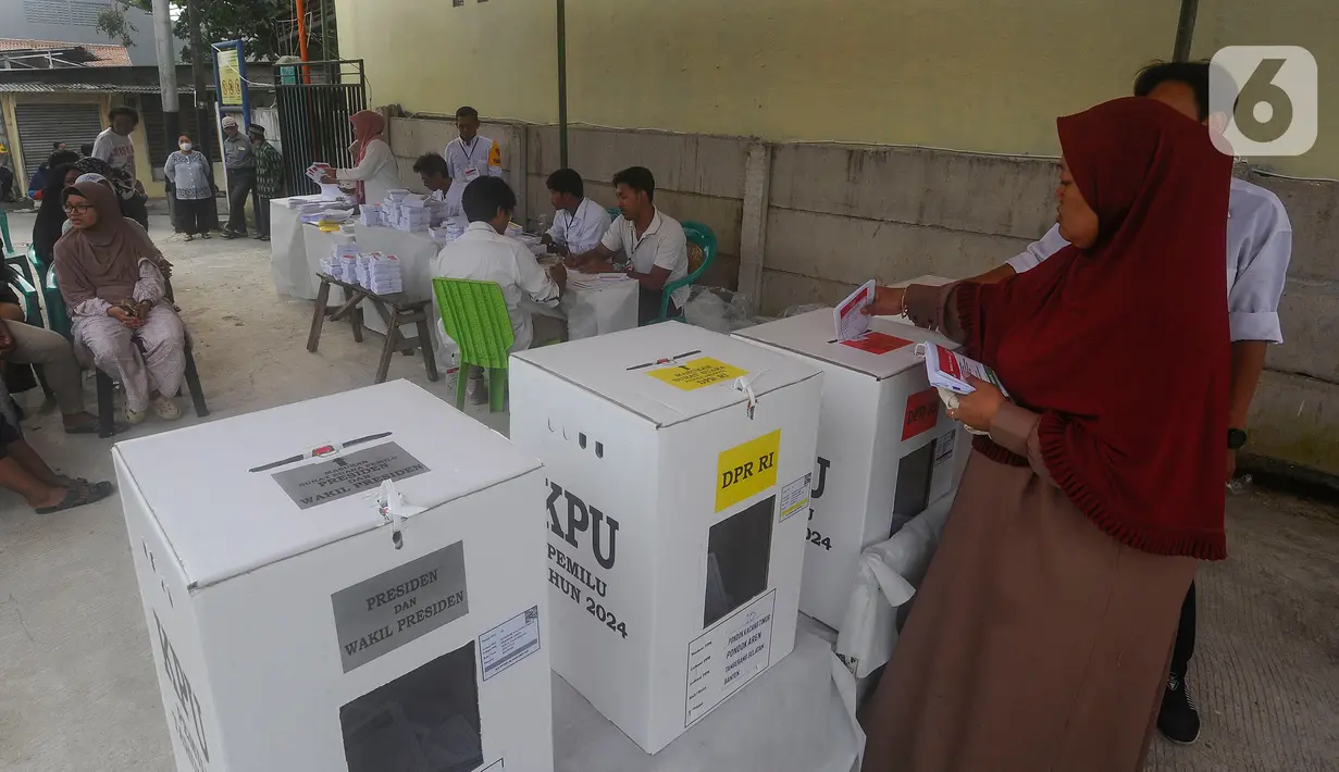 Warga saat mengikuti Pemilu 2024 susulan di TPS 10, Pondok Kacang, Tangerang Selatan, Banten, Minggu (18/2/2024). (merdeka.com/Arie Basuki)