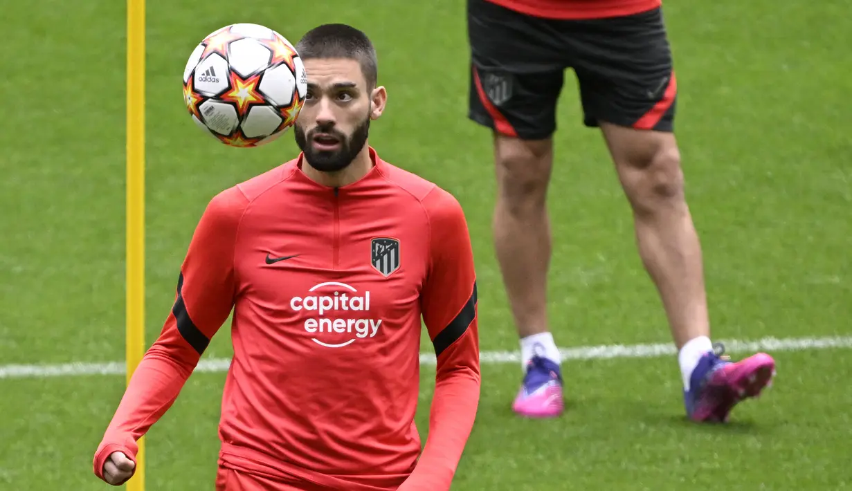 Gelandang Atletico Madrid Yannick Ferreira-Carrasco menghadiri sesi latihan di stadion Wanda Metropolitano, Selasa (12/4/2022). Atletico Madrid bersua Manchester City pada leg kedua perempat final Liga Champions, Kamis 14 April 2022 dini hari WIB. (Pierre-Philippe MARCOU/AFP)