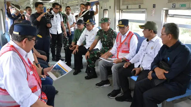 Menhub Budi Karya menjajal Kereta Rel Diesel (KRD) Cut Meutia