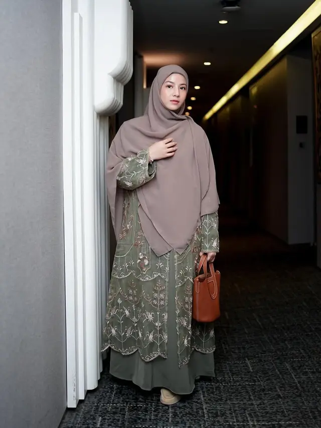 Inspirasi Fashion Hijab dari Tunik sampai Kulot ala Natasha Rizky (Instagram/@natasharizkynew)