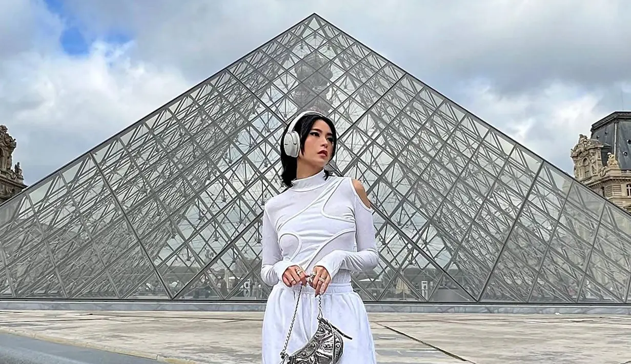 Usai melenggang di cat walk Paris Fashion Week 2022, model yang kerap tampil dengan kostum cosplay ini pun mengabadikan berbagai momen serunya berfoto di tempat-tempat ikonik. Tampil dengan busana senada yang simpel, sosoknya pun terlihat keren. (Liputan6.com/IG/@tamaradai)