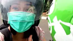 Dian Sastrowardoyo terlihat sumringah saat naik ojek online motor. Naik ojol motor menjadi pengalaman tersendiri bagi Dian. Pemeran Cinta di Ada Apa Dengan Cinta ini memang terkenal sebagai aktris tajir melintir yang senang tampil sederhana. (Liputan6.com/IG/therealdisastr)