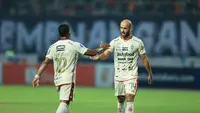 Dua pemain Bali United, Mohammed Rashid (kanan) dan Eber Bessa saat menghadapi Persija Jakarta pada laga pekan ke-13 BRI Liga 1 2023/2024 di Stadion Patriot Candrabhaga, Bekasi, Minggu (24/9/2023) malam WIB. (Bola.com/M Iqbal Ichsan)