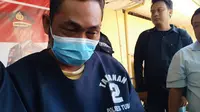 Pelaku ketika diborgol di Mapolres Tuban. (Liputan6.com/Ahmad Adirin)