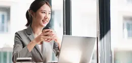 Perempuan dan aura positif./Copyright&nbsp;shutterstock.com/g/babatos