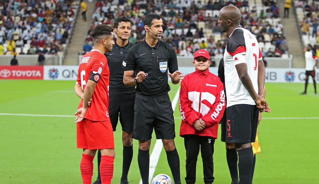 Kesiapan Iconic Lusail Stadium untuk menjadi salah satu venue Piala Dunia 2022 Qatar ditandai dengan kesuksesan menggelar laga uji coba resmi yang mempertandingkan salah satu laga di Qatar Stars League antara Al-Rayyan (kiri) menghadapi Al-Arabi, 11 Agustus 2022. (AFP/Mustafa Abumunes)