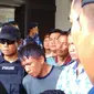 Ius Pane (tengah, kaos garis-garis) di bandara Halim Perdanakusumah