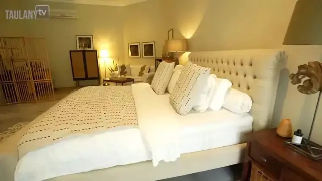 Tinggal di Kontrakan Satu Lantai, Begini Potret Kamar Tidur Sophia Latjuba yang Klasik dengan Lampu Temaram