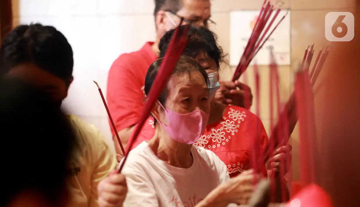 Warga Tionghoa melaksanakan ibadah perayaan Imlek di Wihara Dharma Jaya/Klenteng Toa Se Bio, Jalan Kemenangan III, Jakarta, Minggu (22/1/2023). Tahun Baru Imlek 2574 Kongzili pada 22 Januari 2023 memasuki tahun Kelinci yang melambangkan ketenangan dan keberuntungan.(Liputan6.com/Johan Tallo)