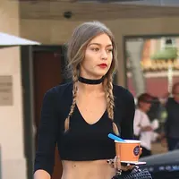 Tips mengenakan outfit supaya terlihat lebih tinggi. (Pinterest)