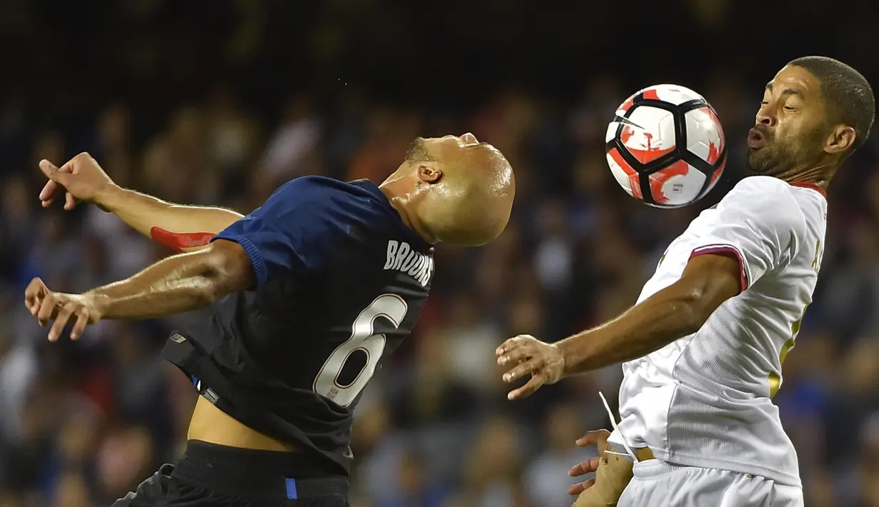 Pemain Kosta Rika, Alvaro Saborio (kanan), berduel dengan pemain AS, John Brooks pada laga penyisihan Grup A Copa America Centenario 2016 di Chicago, Illinois, AS, (8/6/2016) WIB. (AFP/Omar Torres)