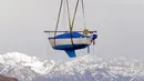 Sebuah perahu layar diangkat untuk dipindahkan ke Great Salt Lake, Utah (6/4). Sebelumnya perahu ini selama dua tahun tidak digunakan karena pantai Utah dilanda kekeringan. (AP Photo / Rick Bowmer)