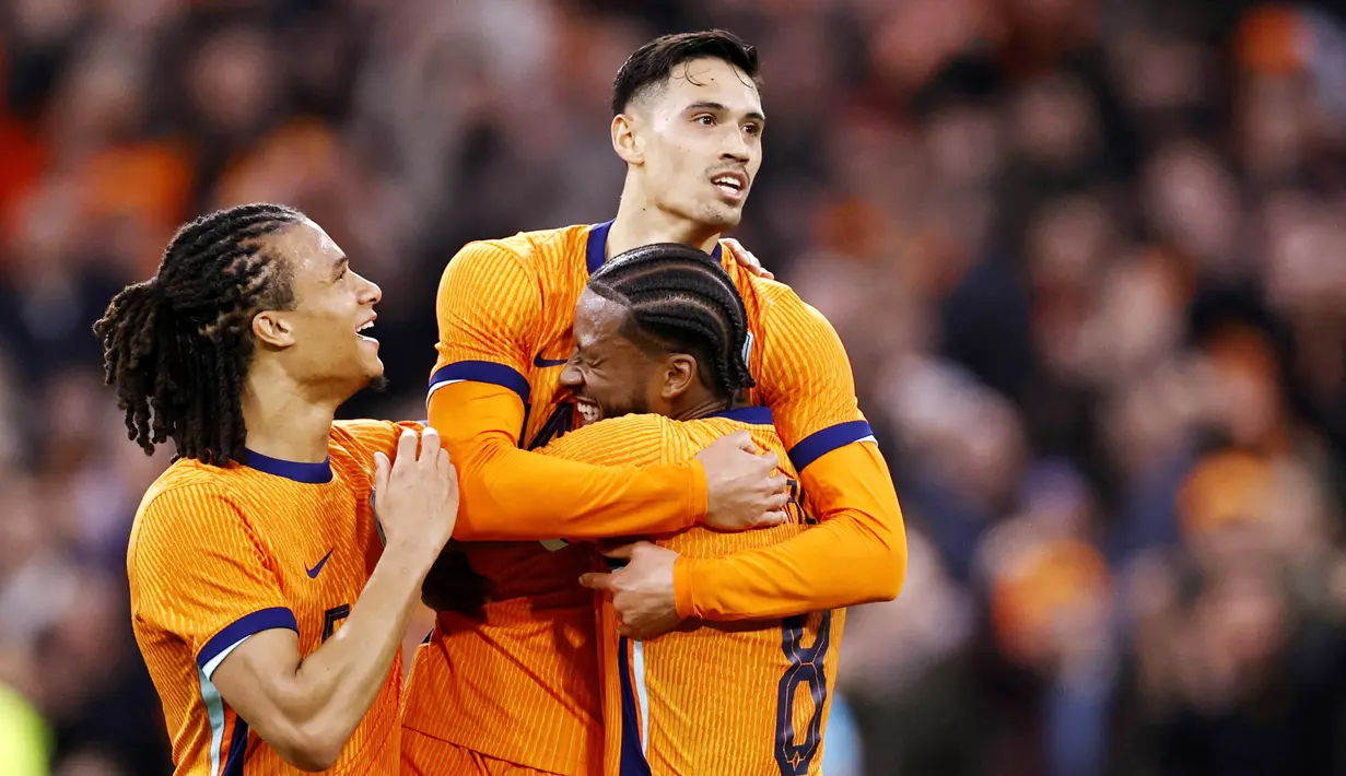 Pemain Belanda, Tijjani Reijnders, melakukan selebrasi bersama Nathan Ake dan Georginio Wijnaldum saat melawan Skotlandia pada laga persahabatan di Johan Cruijff Arena, Sabtu (23/3/2024). (AFP/Maurice Van Steen)