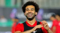 Pemain bintang Liverpool, Mohamed Salah menyapa suporter dalam  sesi latihan terakhir timnas Mesir menuju Piala Dunia 2018 di Kairo, Sabtu (9/6). Cedera Salah diperkirakan akan pulih dalam dua pekan, atau sampai pembukaan Piala Dunia 2018. (AP/Amr Nabil)