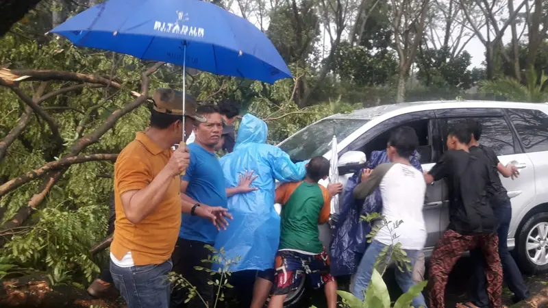 Hujan batu es yang disertai angin puting beliung menerjang wilayah Selatan Bogor, Jawa Barat, Minggu (5/5/2019) sore. (Achmad Sudarno)