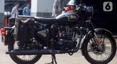Tampilan Motor Royal Enfield milik mantan Gubernur Jawa Barat (Jabar) Ridwan Kamil yang disita penyidik Komisi Pemberantasan Korupsi (KPK) di Rumah Penyimpanan Benda Sitaan Negara (Rupbasan) pada Jumat (25/4/2025). (Liputan6.com/Herman Zakharia)