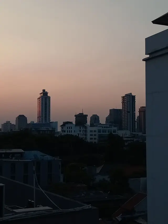 Hasil Foto Kamera Oppo A58 Kondisi Senja Perkantoran Jakarta