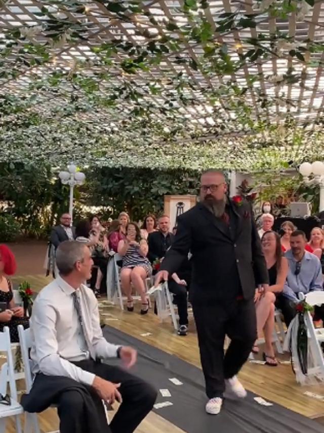 Viral, Momen Pria Menebar Uang Pada Tamu Undangan di Acara Pernikahan