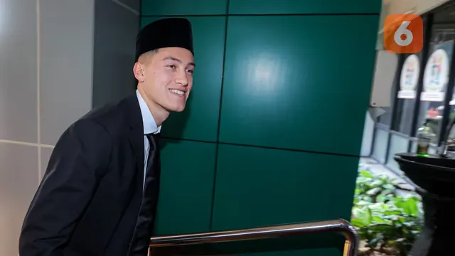 Foto: Momen Jay Idzes Resmi Jadi Warga Negara Indonesia, Bawa Sang Kekasih saat Pengambilan Sumpah