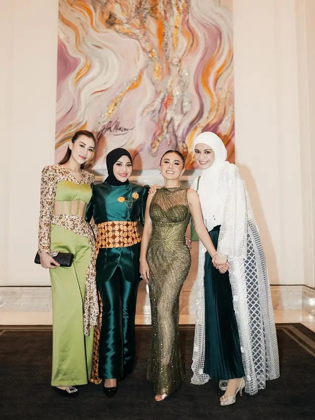 6 Gaya Kompak Aurel Hermansyah dan Aaliyah Massaid Kenakan Kebaya Hijau, Saudara Ipar Rasa Kandung