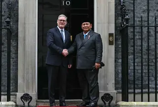 Sebagai informasi, salah satu topik utama yang dibahas adalah pengembangan The Economic Growth Partnership sebagai upaya meningkatkan hubungan perdagangan dan investasi. Tampak dalam foto, Perdana Menteri Inggris Keir Starmer (kiri) menyambut Presiden Indonesia Prabowo Subianto (kanan) di Downing Street untuk pertemuan mereka di pusat kota London pada 20 Januari 2026. (JUSTIN TALLIS/POOL/AFP)