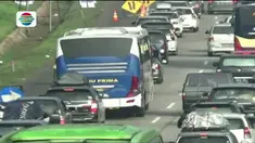 Selain karena tingginya volume kendaraan, banyaknya kendaraan yang masuk rest area 102 ikut memicu kemacetan.
