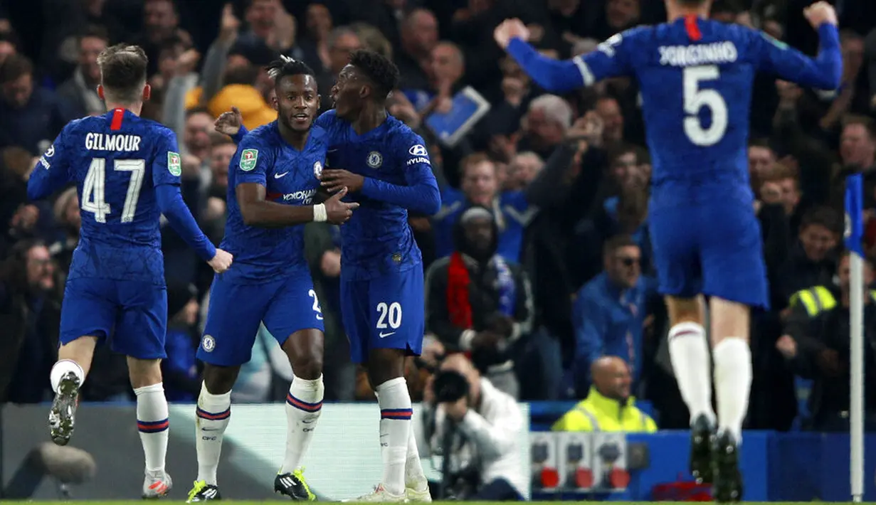 Striker Chelsea, Michy Batshuayi, melakukan selebrasi usai membobol gawang Manchester United pada laga Piala Liga Inggris 2019 di Stadion Anfield, Rabu (30/10). Manchester United menang 2-1 atas Chelsea. (AP/Ian Walton)