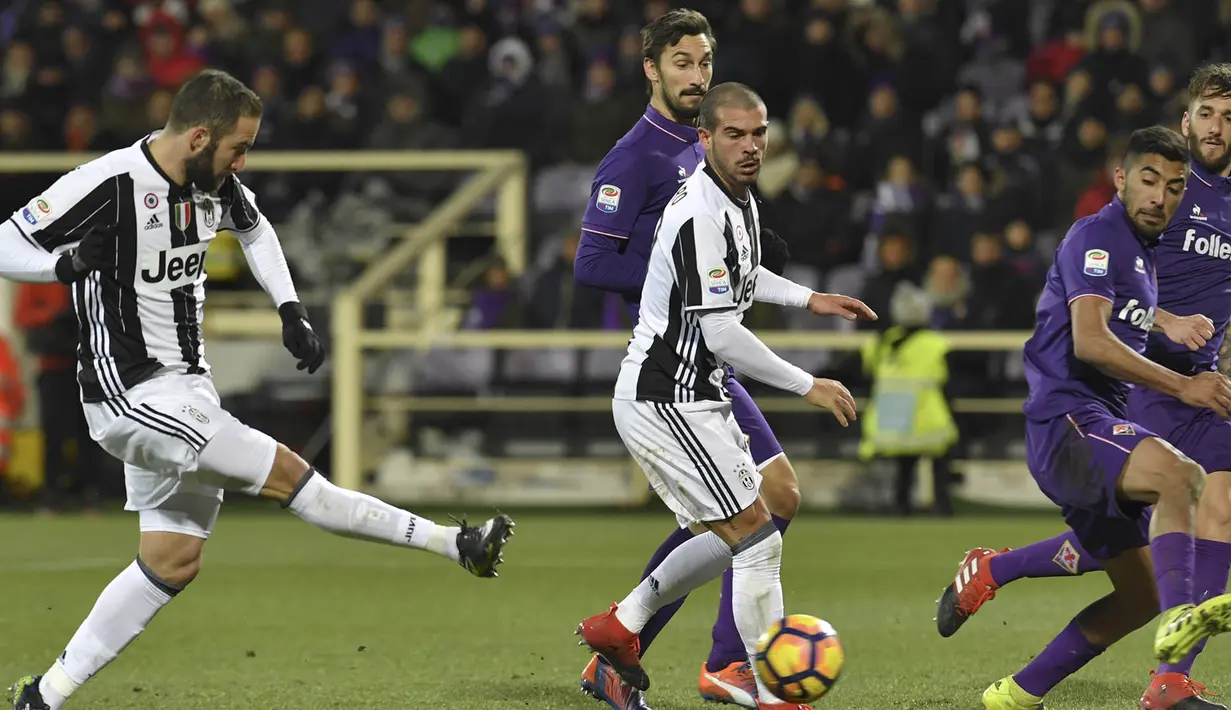 Proses terjadinya gol striker Juventus, Gonzalo Higuain, ke gawang Fiorentina. Juventus mampu memperkecil kedudukan melalui gol Higuain pada menit ke-58 memanfaatkan umpan Stefano Sturaro. (AFP/Andreas Solaro)