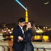 Diabadikan oleh fotografer FD Photography, keduanya tampil kompak berpose tak jauh dari kawasan Menara Eiffel. (Instagram/fdphotography90).