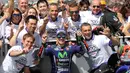 Pebalap Movistar Yamaha, Maverick Vinales, berpesta bersama krunya usai memenangi MotoGP Prancis di Sirkuit Le Mans, Sarthe, Minggu (21/5/2017). (EPA/Eddy Lemaistre)