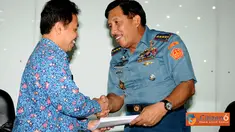Citizen6, Jakarta:  Pemda diajak untuk mendayagunakan TNI secara aktif, guna membantu menyukseskan pembangunan di daerah tertinggal. (Pengirim: Badarudin Bakri)