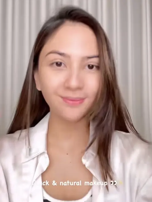 Jessica pun membagikan hasil makeup cepat dengan hasil natural hanya menggunakan cushion seharga Rp115 ribuan.  [@jscmila]