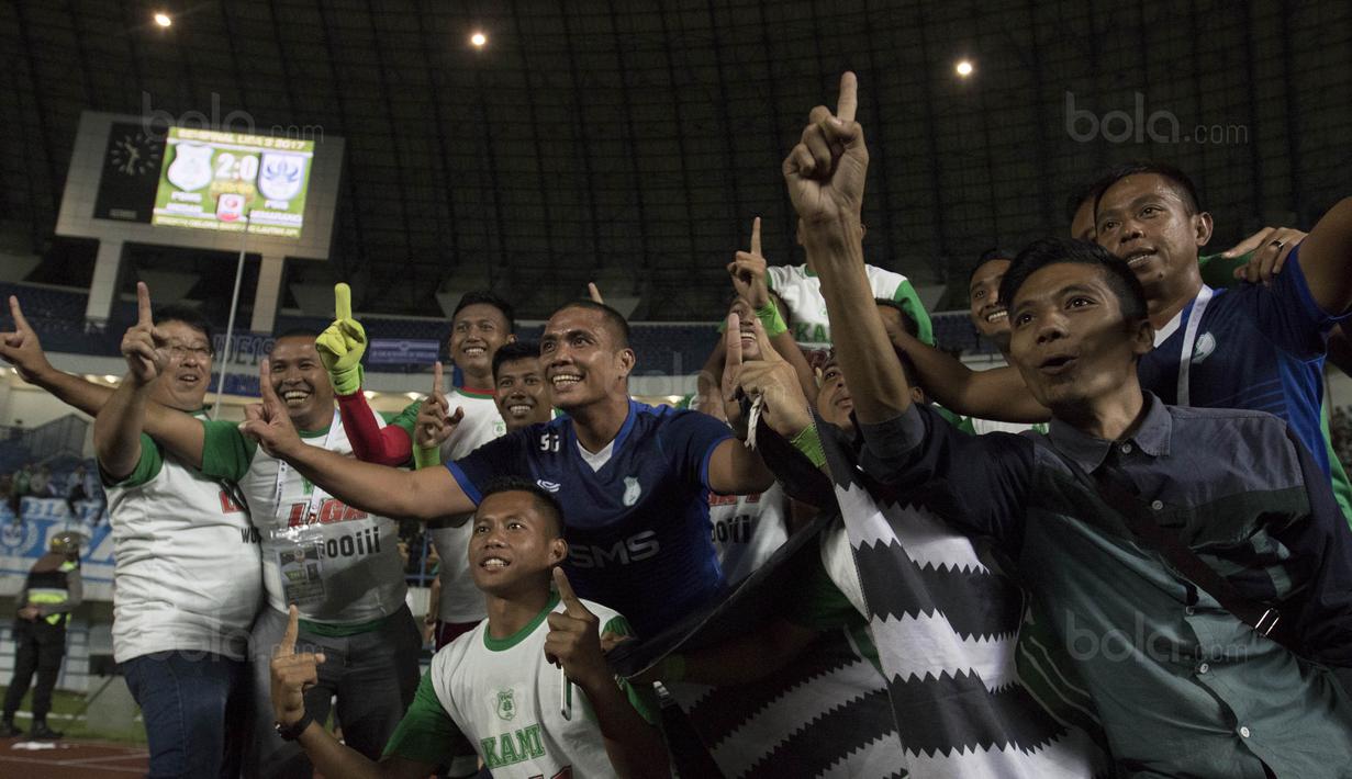 Para pemain dan official PSMS merayakan kemenangan atas PSIS pada laga semifinal Liga 2 2017 di Stadion GBLA, Bandung, Sabtu (25/11/2017). PSMS menang 2-0 atas PSIS. (Bola.com/Vitalis Yogi Trisna)