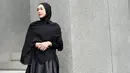 Aura Kasih pernah mengunggah potret ia memakai busana muslimah serba hitam. Saat itu Aura Kasih datang ke acara pengajian Umi Pipik. Gaya Aura Kasih tampil tertutup ini banjir pujian dari warganet. (Liputan6.com/IG/aurakasih)