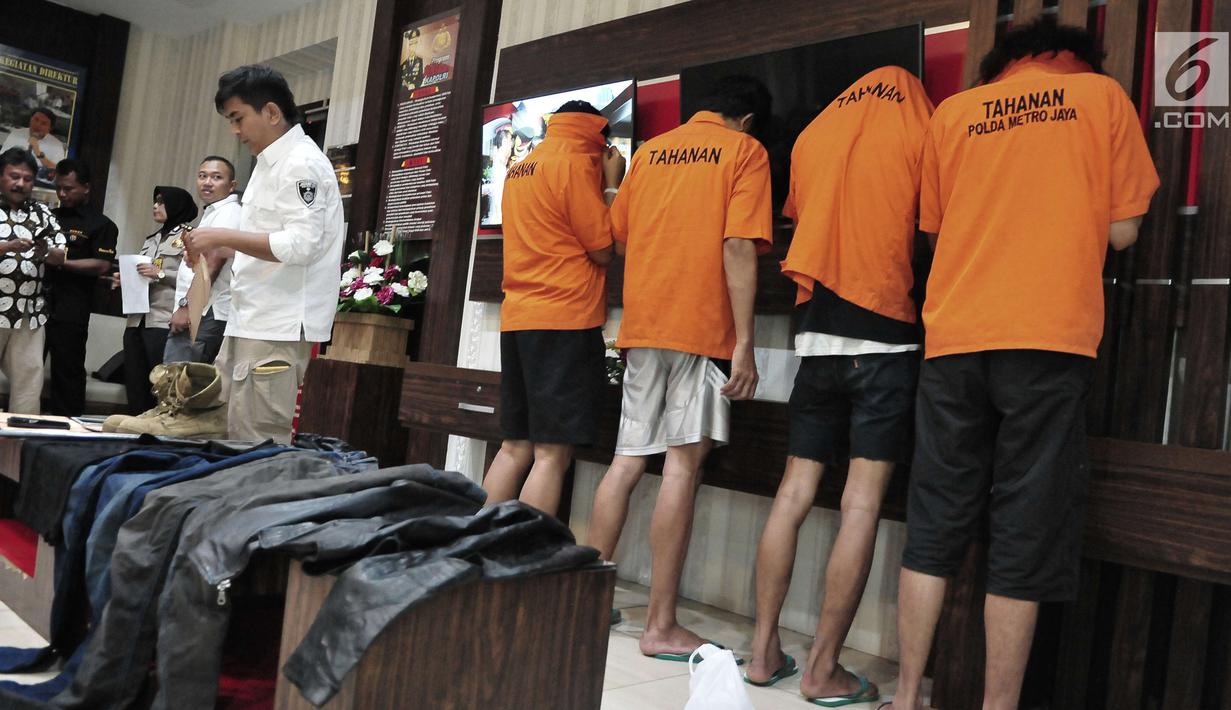 Petugas Polda Metro Jaya menunjukkan barang bukti serta tersangka kasus persekusi maut terhadap Abi Qowi Suparto di Polda Metro Jaya, Jakarta (10/9). Abi dinyatakan tewas pada 3 September 2017. (Liputan6.com/Helmi Afandi)