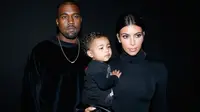 Keluarga kecil Kanye West, Kim Kardashian dan North West.