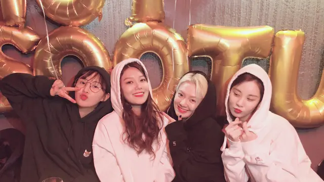 Sooyoung bersama Hyoyeon, Yuri, dan Seohyun SNSD (Sumber: Instagram/ hotsootuff)